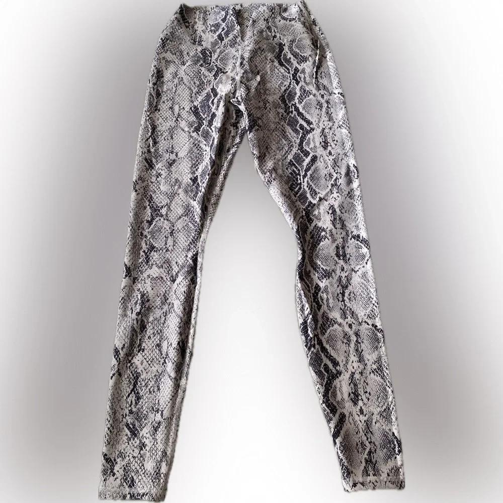 Alo Yoga  High Waist Vapor Snakeskin Legging  L  Bone NWOT - Picture 3 of 8
